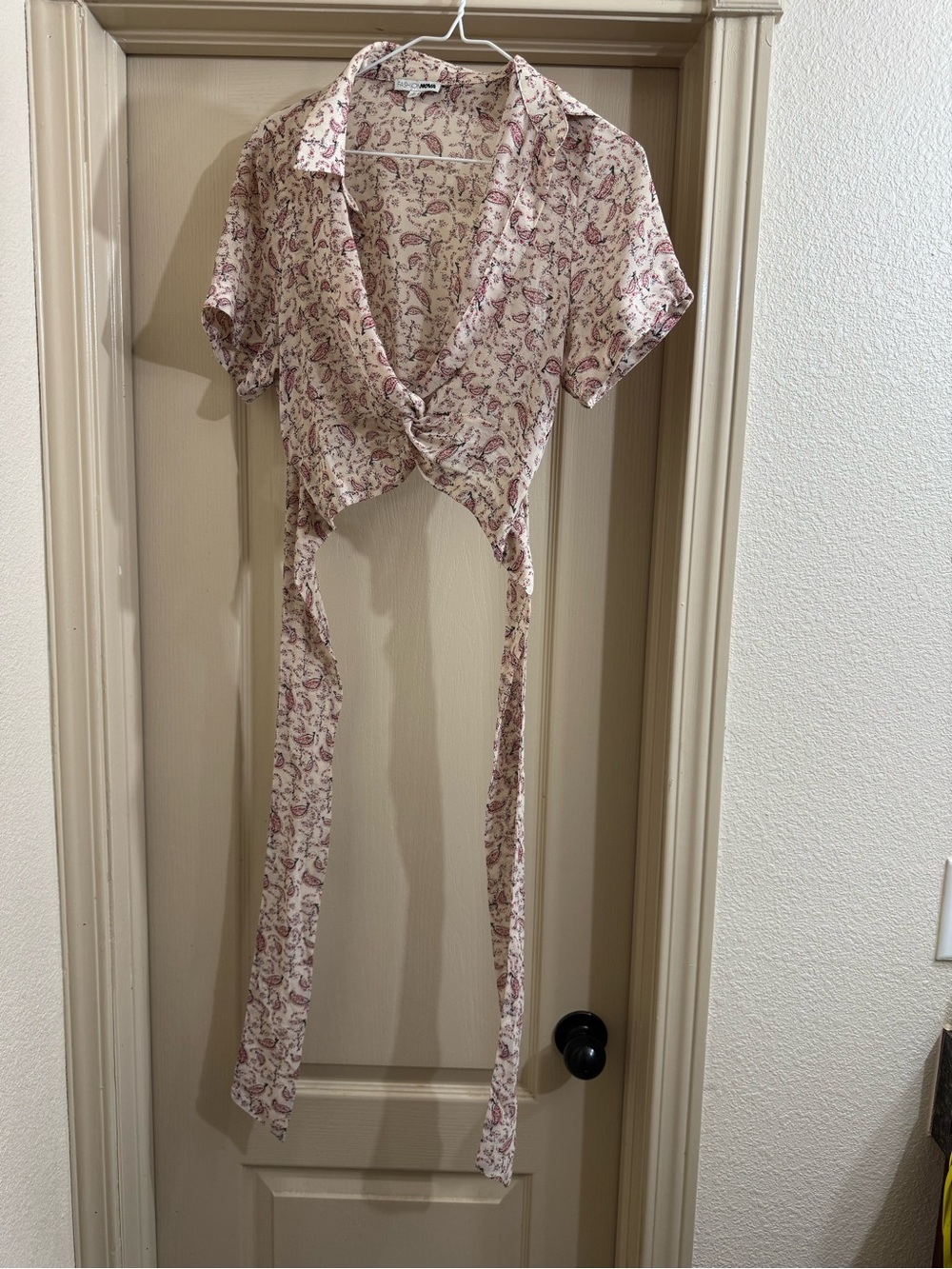 NWOT Fashion Nova Paisley Floral Tie-Back Crop Top in Cream & Dusty Rose